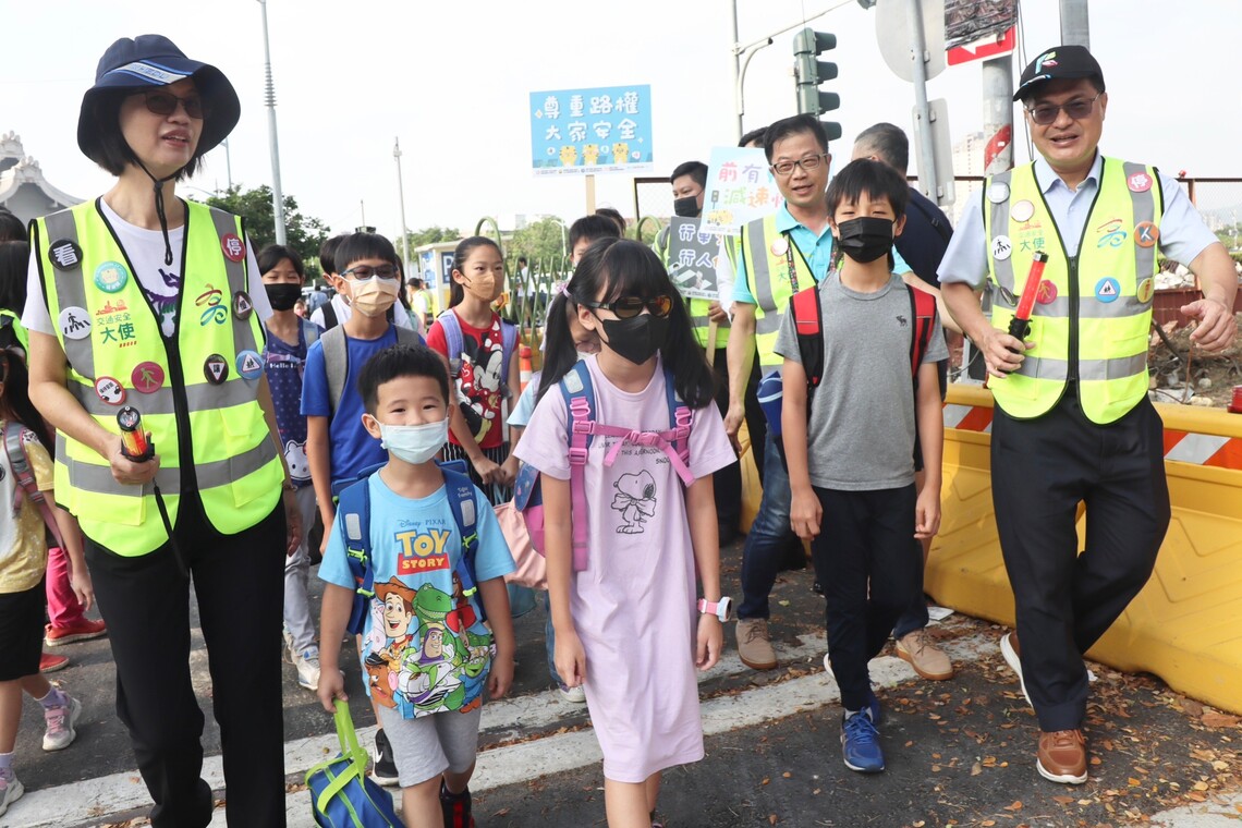 漾新聞|高雄市推「導護精進方案」謝文斌與張淑娟擔任「一日導護志工」