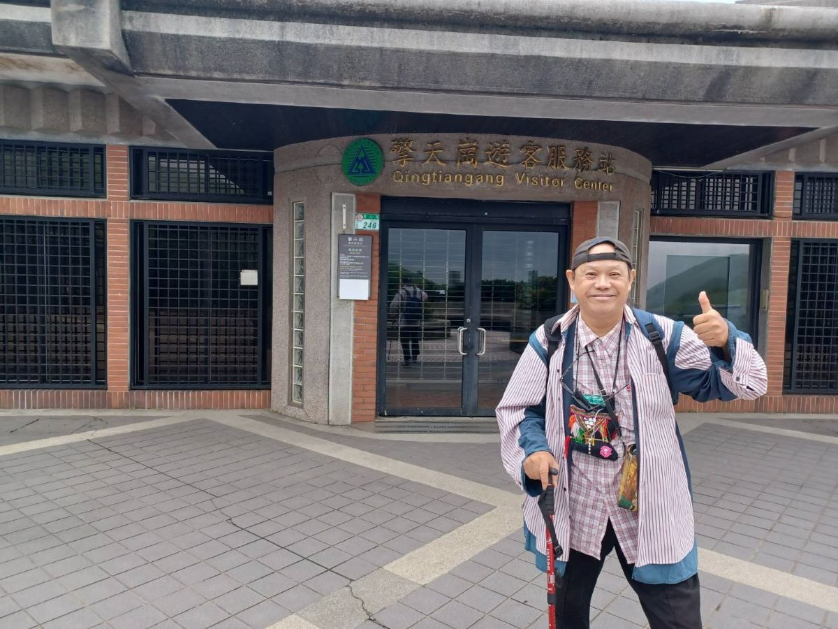 治療後的汪先生不被癌症給打倒,平時仍會去爬山、到社區關懷中心陪伴兒少,甚至也會前往各社區及機構中免費教授烏克麗麗。(圖/汪先生提供)