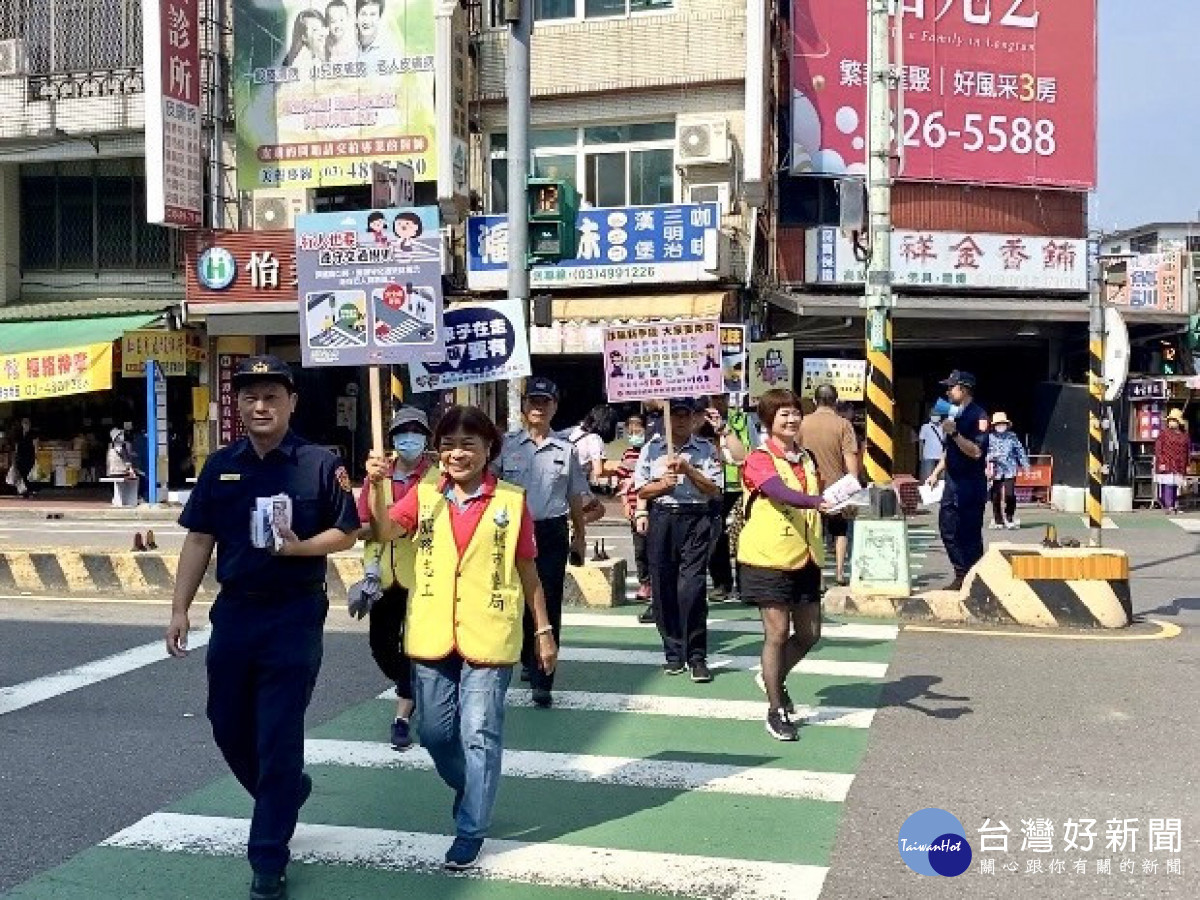 龍潭警分局「交通安全宣導隊」參與市場宣導活動,倡導行人遵守交通規則。<br /><br />