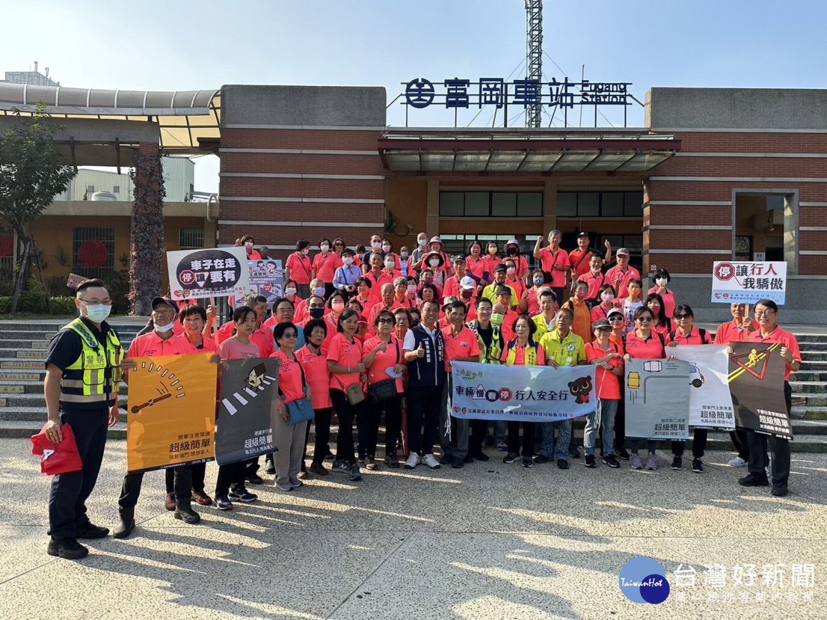 楊梅分局富岡派出所為落實推動社區警政再出發工作,至楊梅區長青會會員戶外觀摩活動宣導。<br /><br />