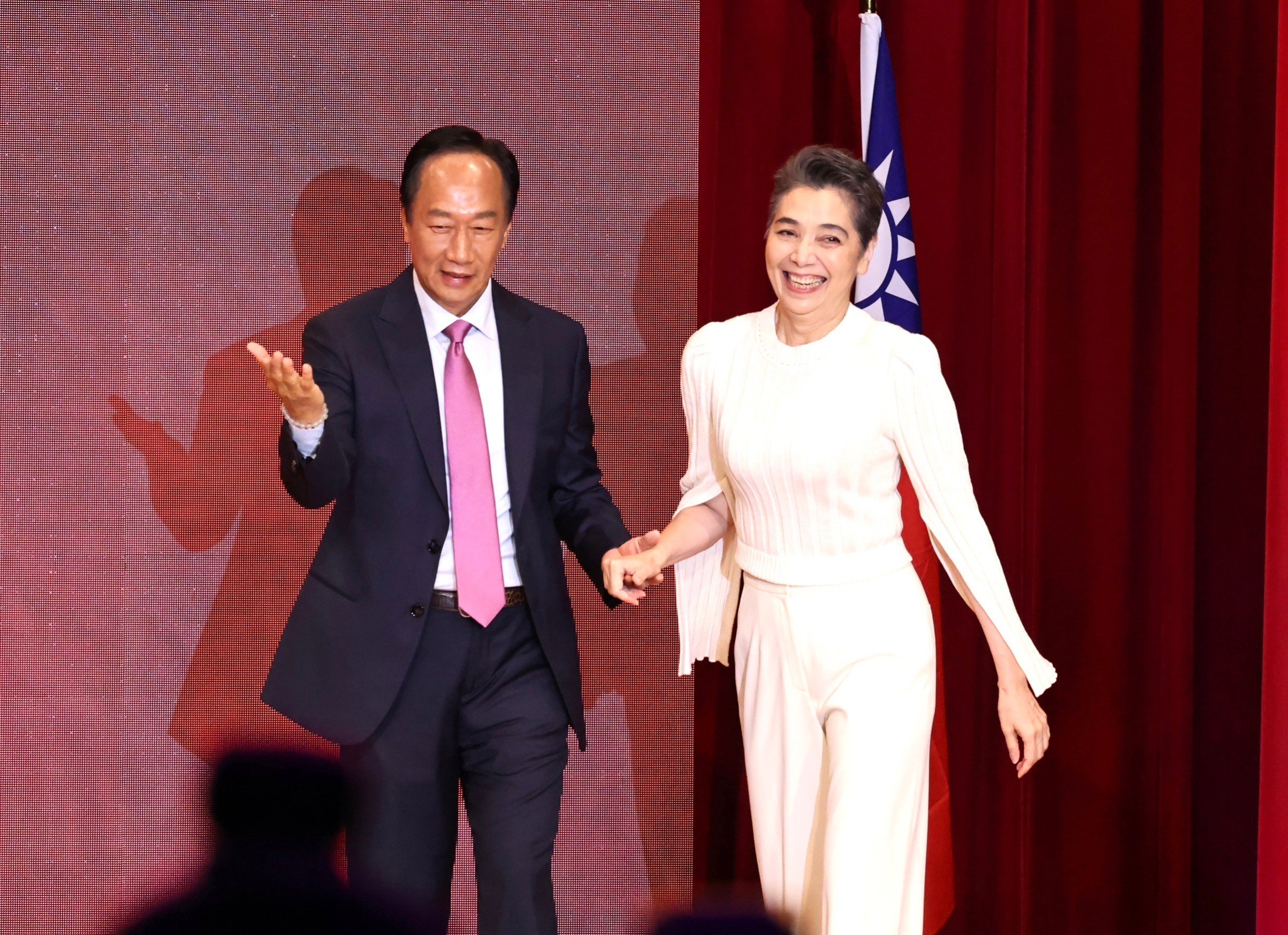 郭台銘14宣布與資深藝人賴佩霞作為搭檔,參選下屆總統、副總統。林啟弘攝
