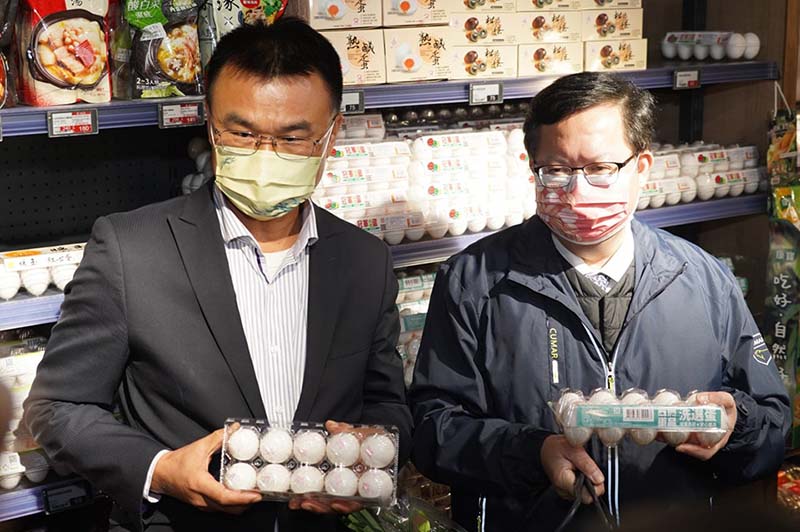 超思引進巴西進口蛋保存期超過4個月,負責洗選的台農蛋品董事長涂萬財向媒體喊冤,「認錯是農業部要我講的」。巧的是今年二月,陳吉仲對外宣傳台灣不缺蛋,手中拿的蛋品恰巧就是台農產品。圖/引自陳吉仲臉書