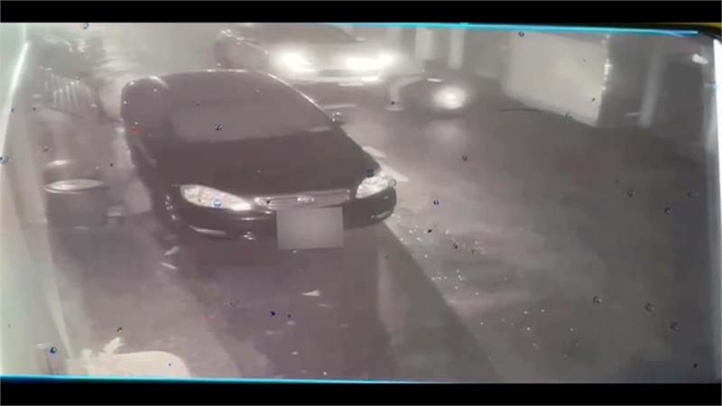 台南市傳出假車禍真擄人案，受害陳姓男子遭押至澎湖囚禁，幸路過民眾立刻報警，警方循線救出被害人。圖為拍攝到的作案過程。圖／引自網路截圖