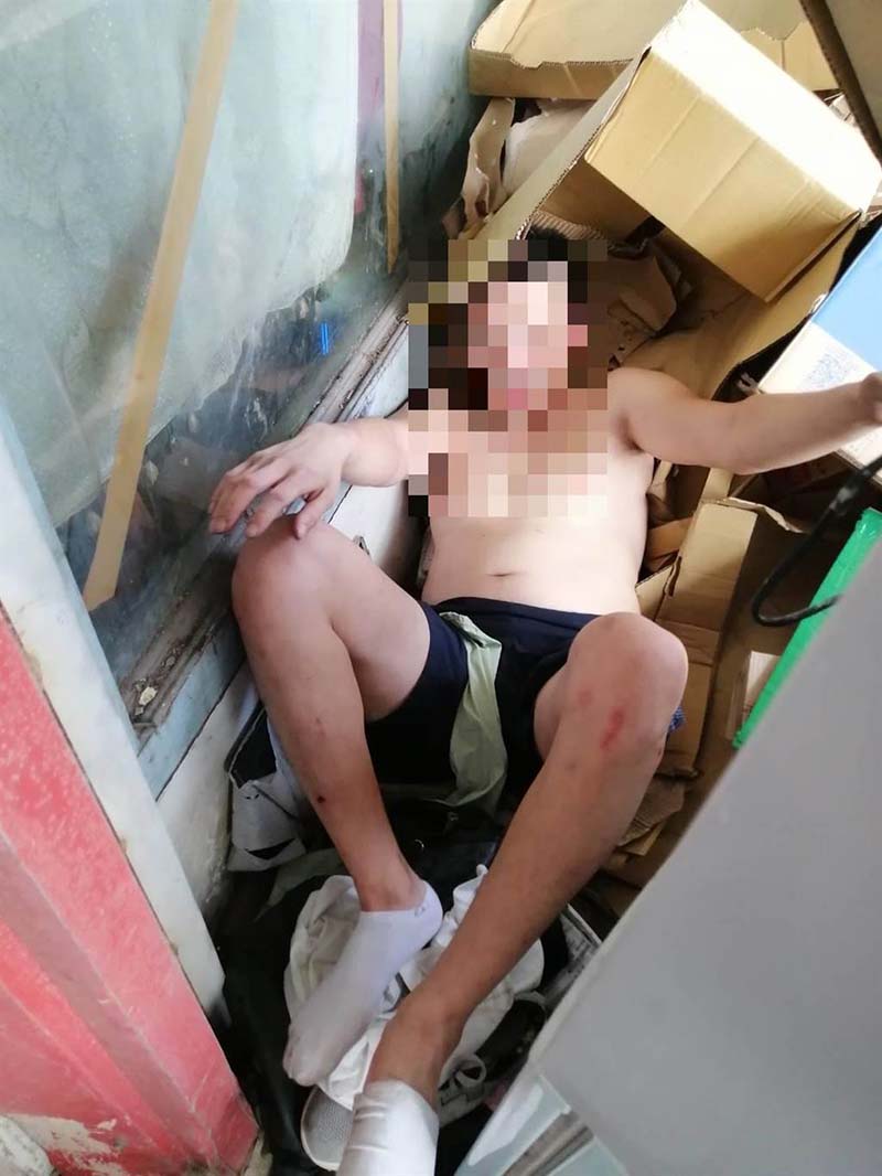 一名身背多條罪的通緝犯半裸躺紙箱,引起警方注意。圖/警方提供