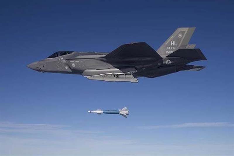美國空軍F-35A戰機2投放GBU-12雷射導引炸彈的畫面。圖/取自美國空軍網站