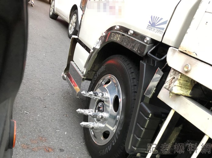 搬家公司貨車輪加凸出尖銳柱 網批「什麼垃圾會開這種車」 67 1 19 | 生活 生活 記者爆料網