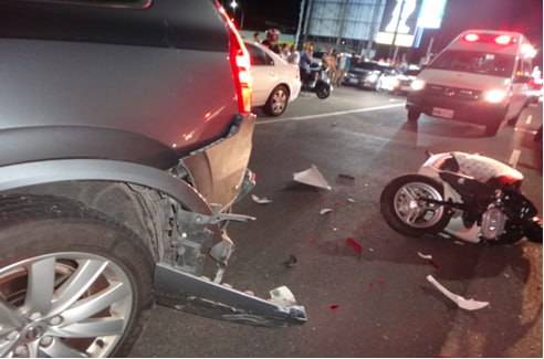 (車禍片)台南死亡車禍!機車撞違停轎車倒地再遭另輛機車撞擊 女騎士傷重不治 71 | 社會 社會 記者爆料網