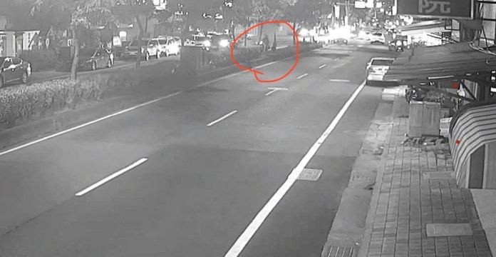 (車禍片)台南死亡車禍!機車撞違停轎車倒地再遭另輛機車撞擊 女騎士傷重不治 69 | 社會 社會 記者爆料網