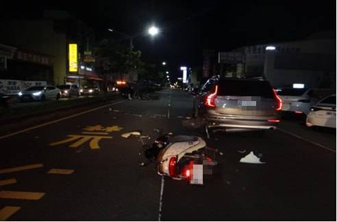 (車禍片)台南死亡車禍!機車撞違停轎車倒地再遭另輛機車撞擊 女騎士傷重不治 70 | 社會 社會 記者爆料網