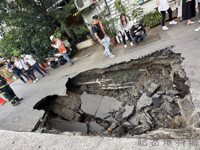 北市赤峰街路面出現大坑洞 疑大雨沖刷造成 72 1 22 | 社會 社會 記者爆料網