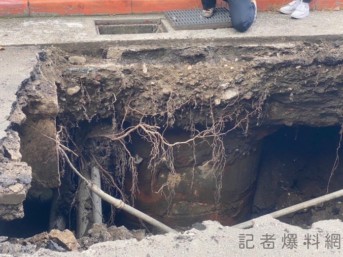 北市赤峰街路面出現大坑洞 疑大雨沖刷造成 71 2 15 | 社會 社會 記者爆料網