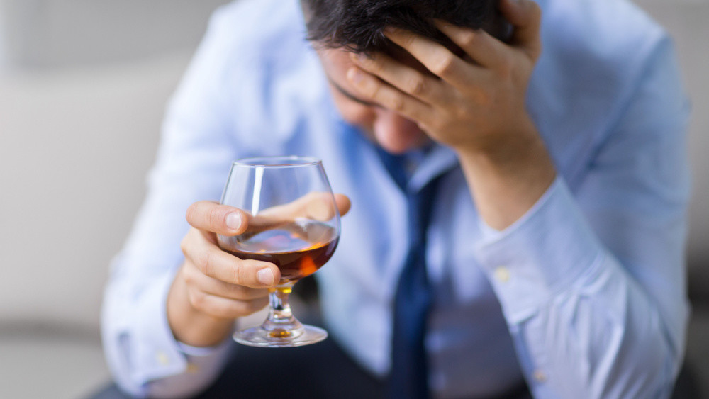 他失業「借酒澆愁」喝到肝臟冒大顆泡泡! 醫示警:「4大傷肝行為」嚴重恐奪命