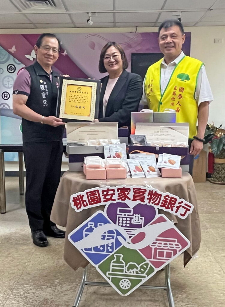 桃園市社會局陳寶民局長致贈感謝牌表彰善舉