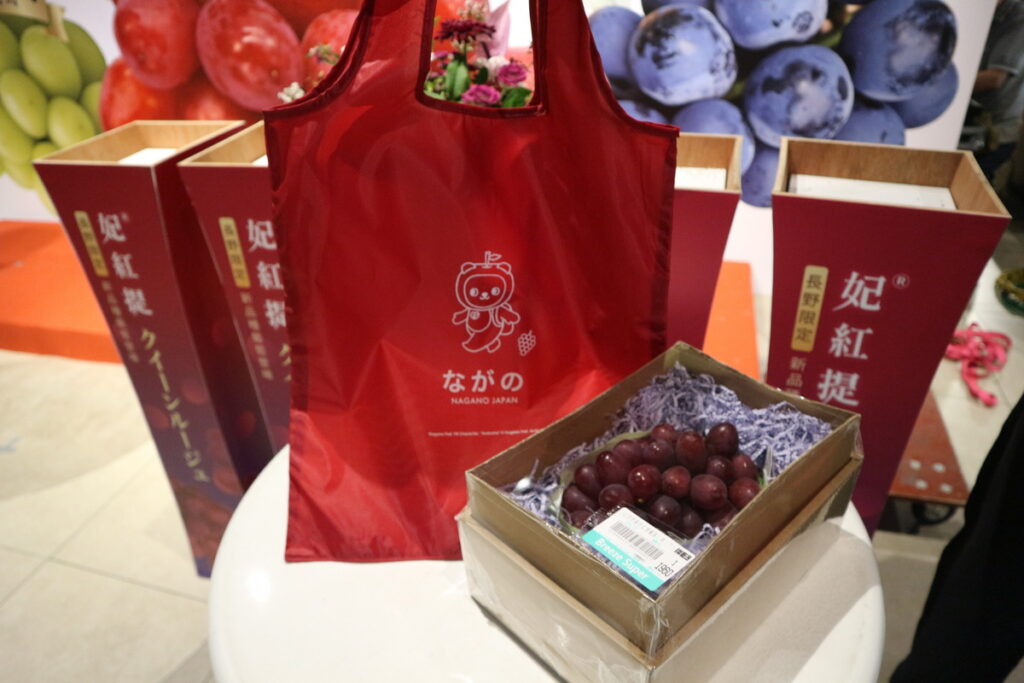 本次眾所矚目的新成員「妃紅提®」,其紅紫色果皮、高雅香氣、具彈性的甘甜果肉,讓現場試吃的台灣民眾都讚不絕口。
