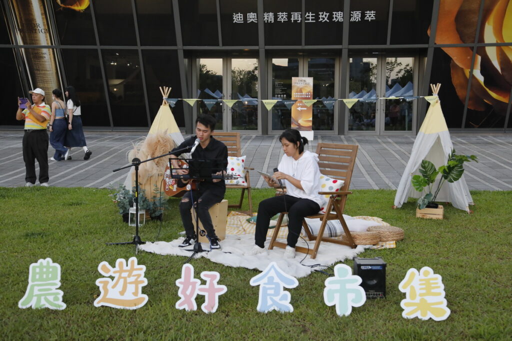 草地音樂會讓消費者能夠逛市集、享用美食、聆聽表演,悠遊度過午後美好時光