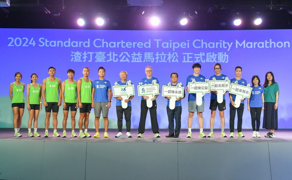 New%20Balance簽約選手張芷瑄(左起)、NBRC教練團張家瑄、鄭豪、陳廷毓、李翰暄、New%20Balance運動行銷黃振華、中華民國路跑協會秘書長陳華恒、中華民國路跑協會理事長郭國雄、渣打銀行總經理韓德聖、臺北市政府體育局專門委員劉哲明、活動大使宇宙人、勵馨基金會處長黃玉華、台北市視障者家長協會總幹事王晴紋等貴賓,出席「2024渣打臺北公益馬拉松」啟動記者會