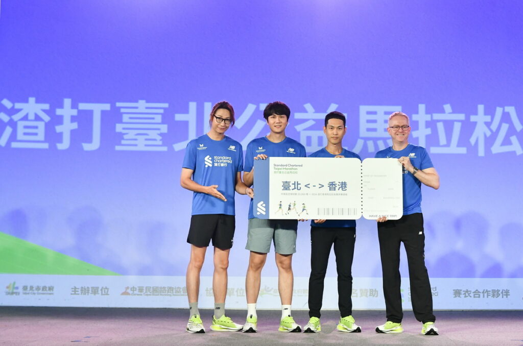 活動大使宇宙人與渣打銀行長官一同號召宇宙友「一起去跑步、一起做公益、一起推永續、一起來報名」