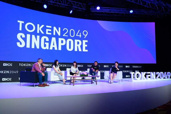 OKX全球首席商務官Lennix Lai在Token2049第二天在OKX主舞台上 OKX全球首席商務官Lennix Lai在Token2049第二天在OKX主舞台上