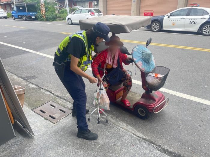 電動車故障求助 崙背警細心協助返家