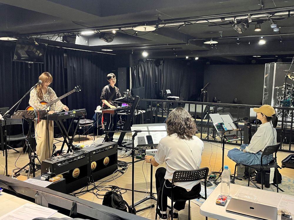 《圖說》第34屆金曲得獎及入圍音樂人「鄭宜農」與「鶴The Crane」於練團室為9月15日海祭壓軸演出做準備。〈觀旅局提供〉