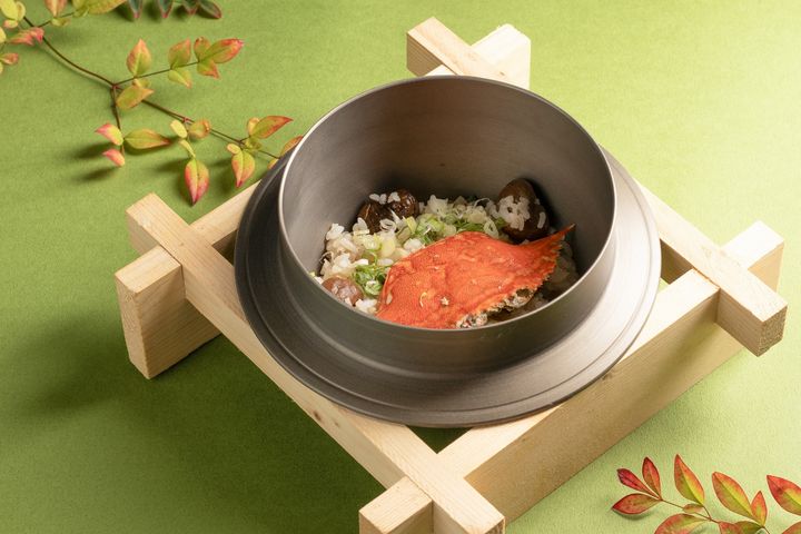 「煉 ‧ 瓦/日式餐廳」花蟹栗子炊飯,選用細緻花蟹肉,拌入鴻喜菇、柴魚高湯烹調的炊飯,搭配蟹膏,鮮味破表。 圖:台南大員皇冠假日酒店/提供