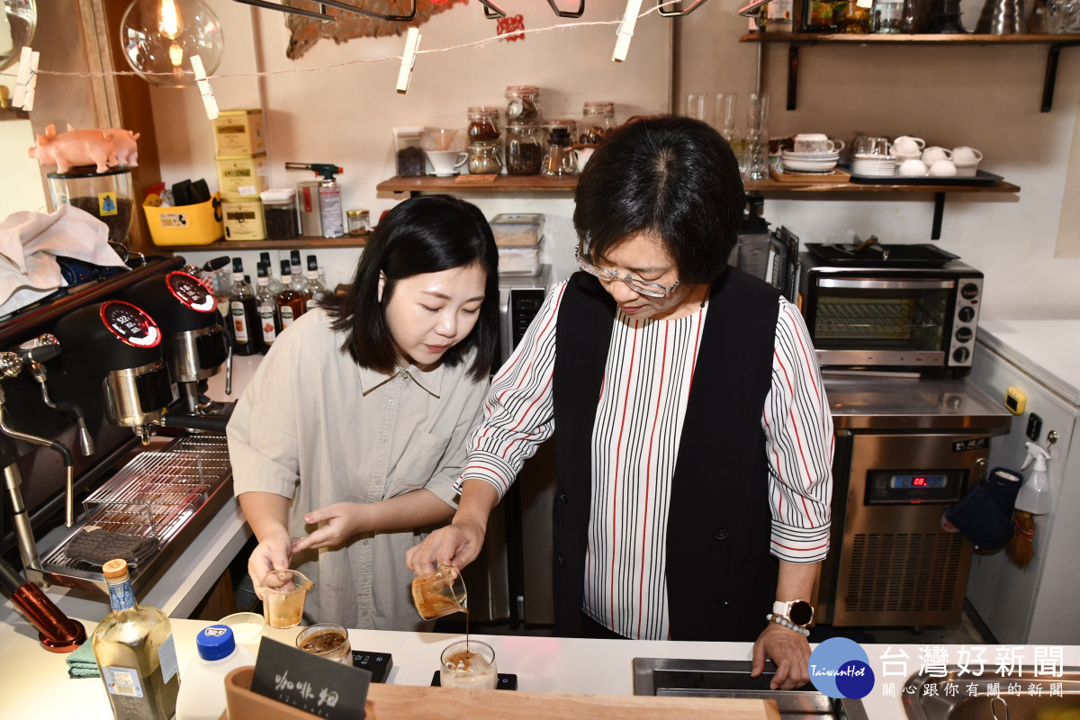 縣長王惠美試做咖啡。圖/記者鄧富珍翻攝。