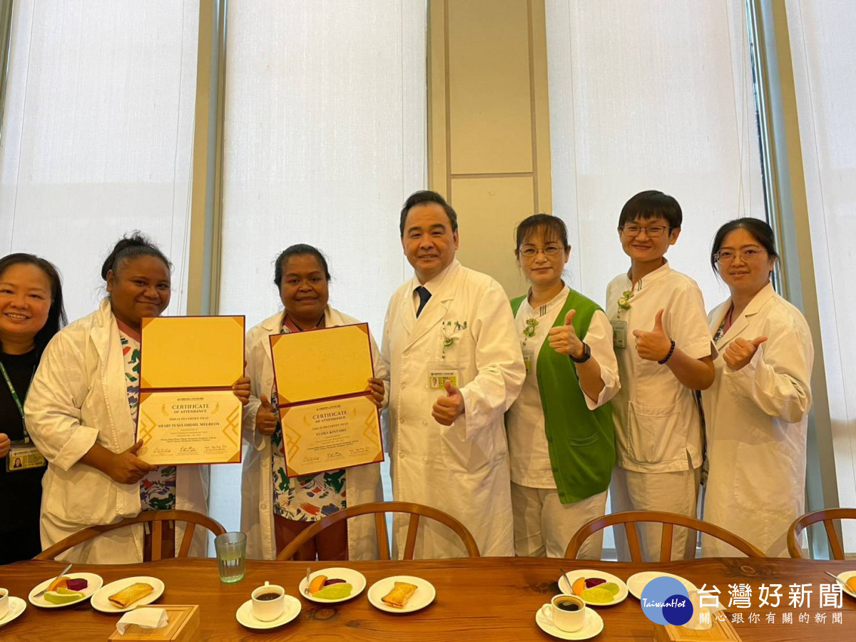 帛琉國家醫院洗腎室兩位資深護理師至彰濱秀傳受訓，今順利結業，由彰濱秀傳紀念醫院顏鴻章院長頒發兩位受訓護理師結業證書。圖／彰化秀傳醫院提供