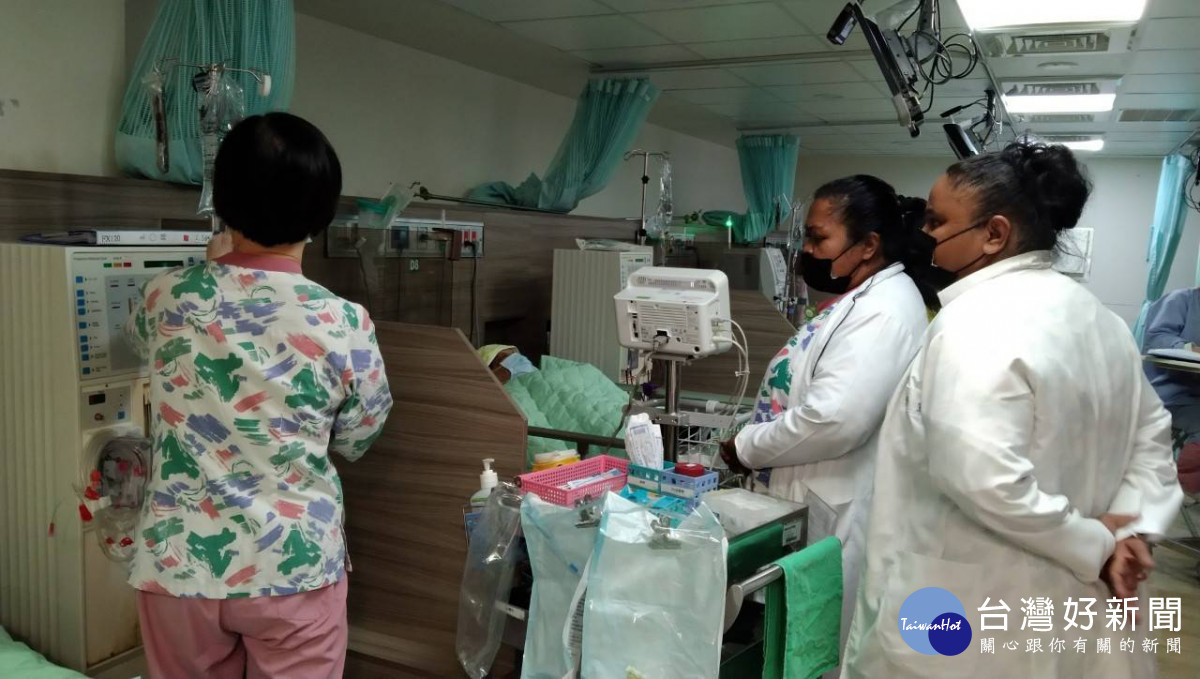 帛琉國家醫院洗腎室兩位資深護理師至彰濱秀傳受訓。圖/彰化秀傳醫院提供