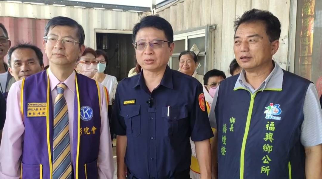 鹿警偕同慈善團體搶救。左起國際同濟會彰化分會長、分局長林英煌、福興鄉長蔣煙燈。圖/彰化縣警局提供