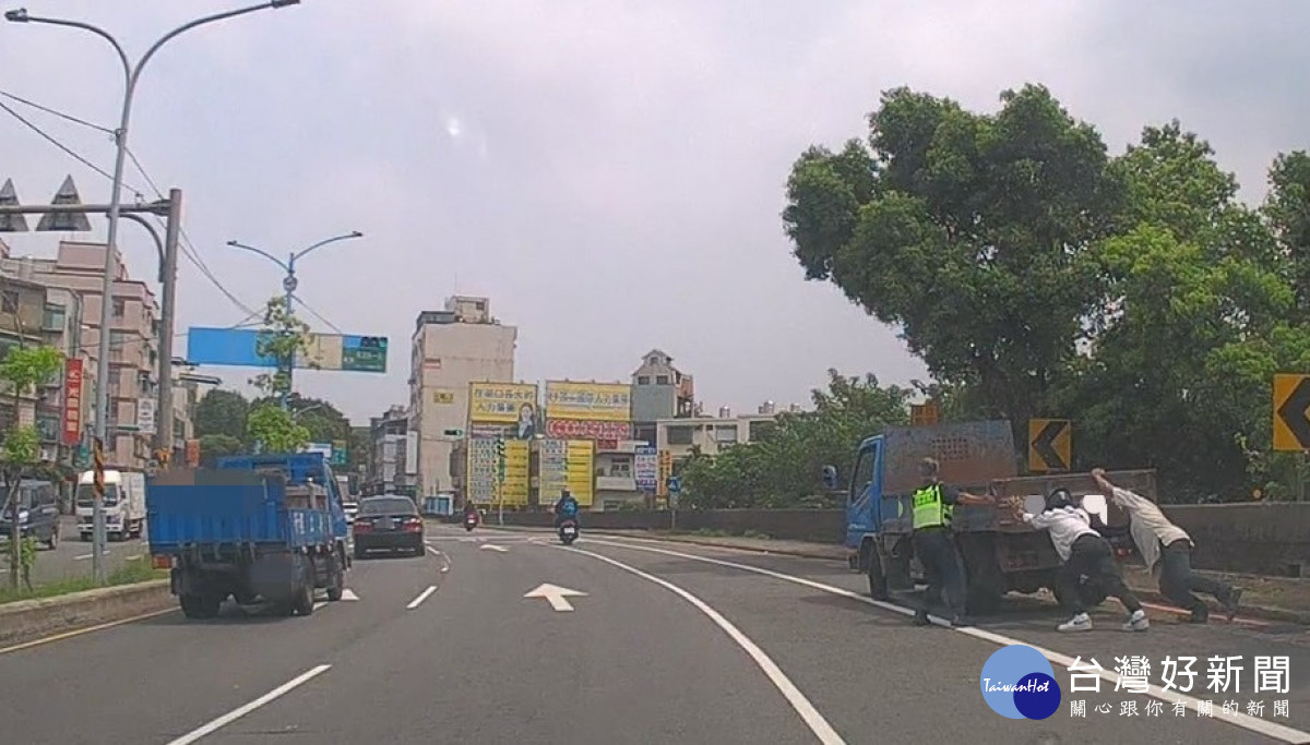 貨車路口拋錨,警偕熱心民眾立即排除。