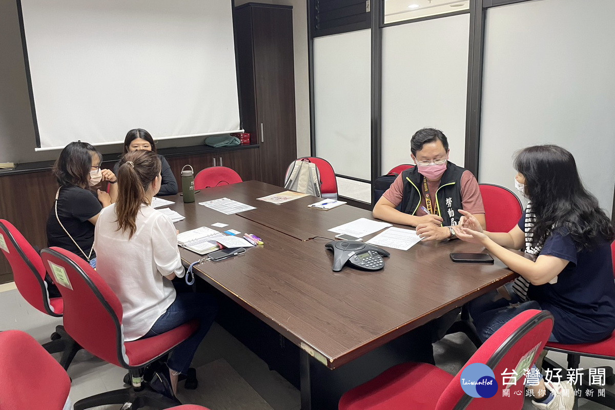 亞旭電腦公司遭指準備關廠及惡意逼退移工,桃園市政府勞動局派員進行訪視。