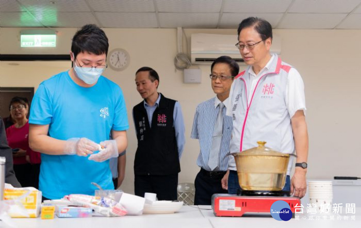 張市長視察社團法人愛鄰舍學園辦理合作式中途班。