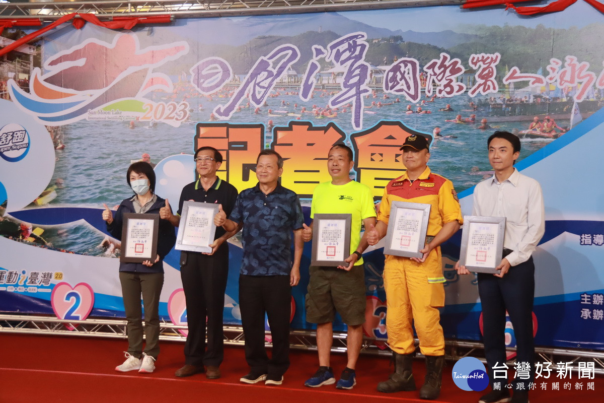 王副縣長贈感謝狀予支援單位。(記者扶小萍攝)