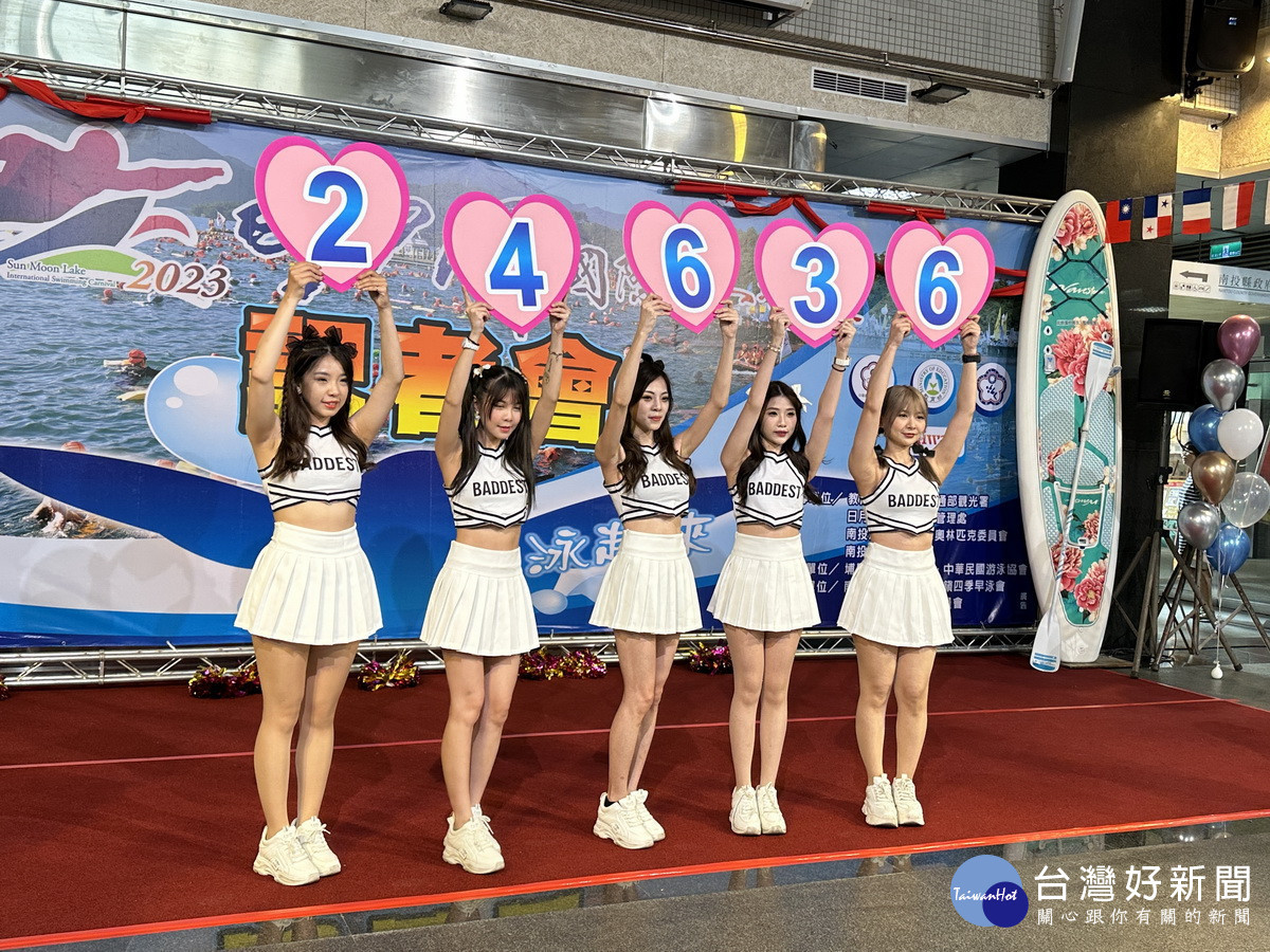 今年仍吸引2萬餘泳者參加。(記者扶小萍攝)