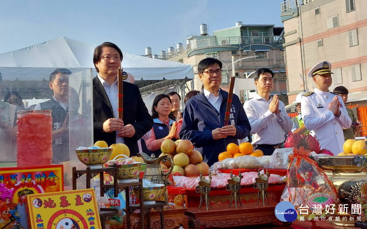 ▲陳其邁偕同林右昌，共同為濱海聯外道路南段工程(又稱新台17線)動土祁福。