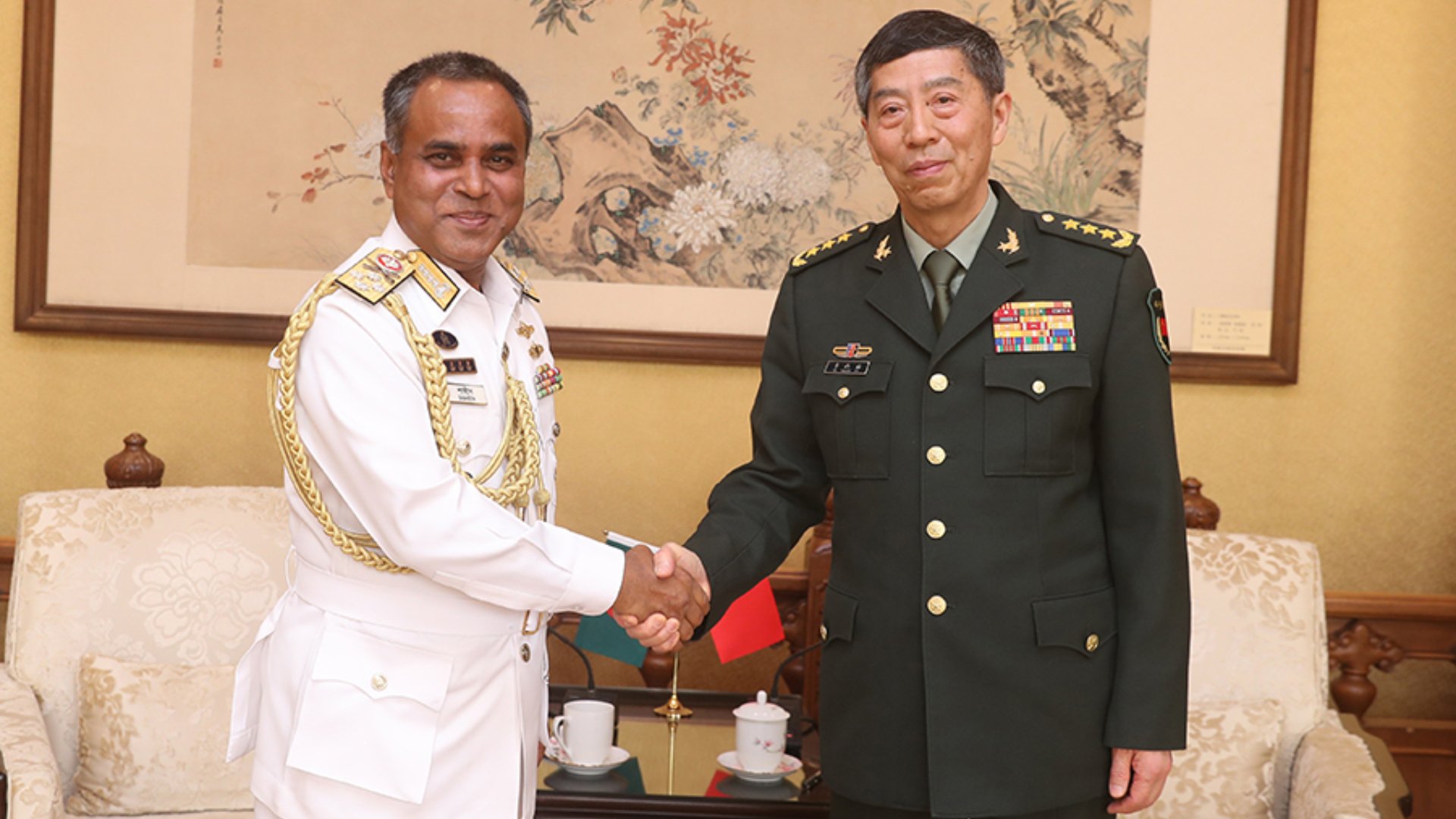 中國國防部長李尚福(右)4月在北京會見孟加拉海軍參謀長沙辛。翻攝中國國防部網頁