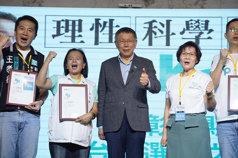 媒體最新民調顯示,「柯侯配」大勝「賴蕭配」,但柯辦回應現實不存在侯柯配選項。圖/引自柯文哲臉書
