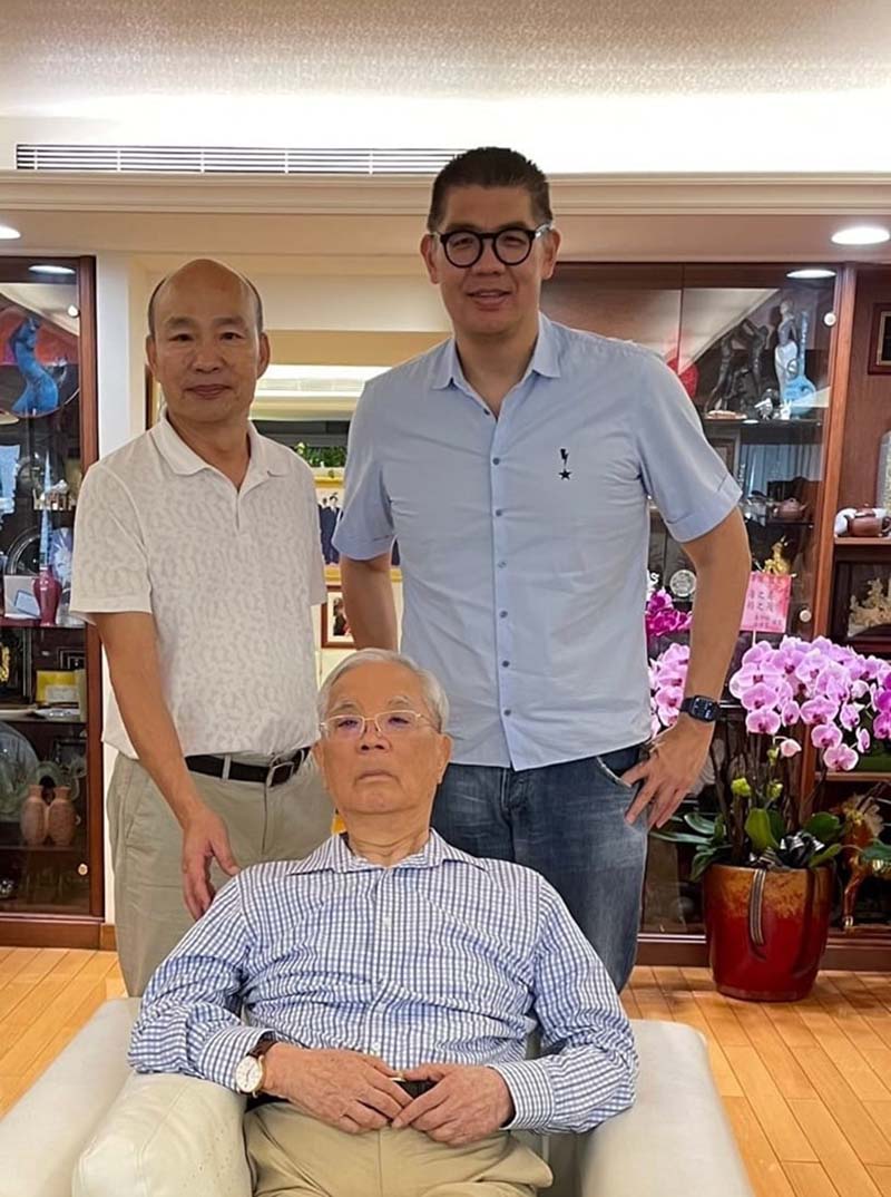 韓國瑜北上探望連戰,與連勝文3人同框。圖/取自連勝文臉書