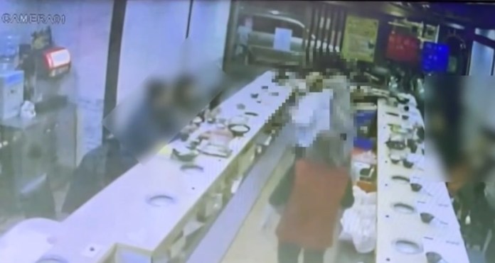 嫌服務態度差 男闖火鍋店櫃台勒脖痛毆店員下場出爐 62 211 2 | 社會 社會 記者爆料網