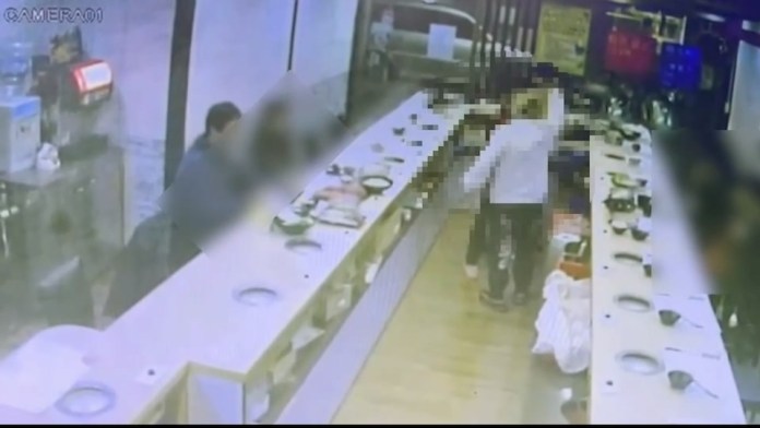 嫌服務態度差 男闖火鍋店櫃台勒脖痛毆店員下場出爐 63 212 2 | 社會 社會 記者爆料網