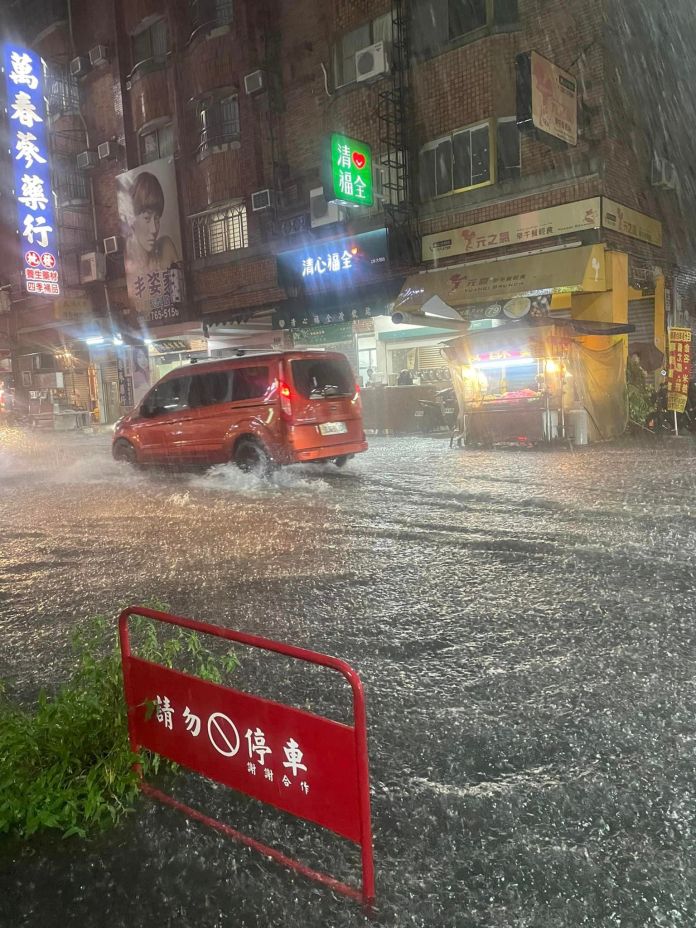 氣象署發布大雨特報 雨勢驚人!高雄鳳山出現淹水 63 378594877 852333493258028 3059201406670275419 n | 生活 生活 記者爆料網