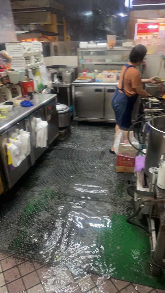 氣象署發布大雨特報 雨勢驚人!高雄鳳山出現淹水 64 378797029 852333439924700 8170524285743927406 n | 生活 生活 記者爆料網