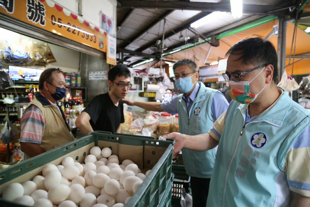 嘉義市政府衛生局稽查各大賣場雞蛋來源