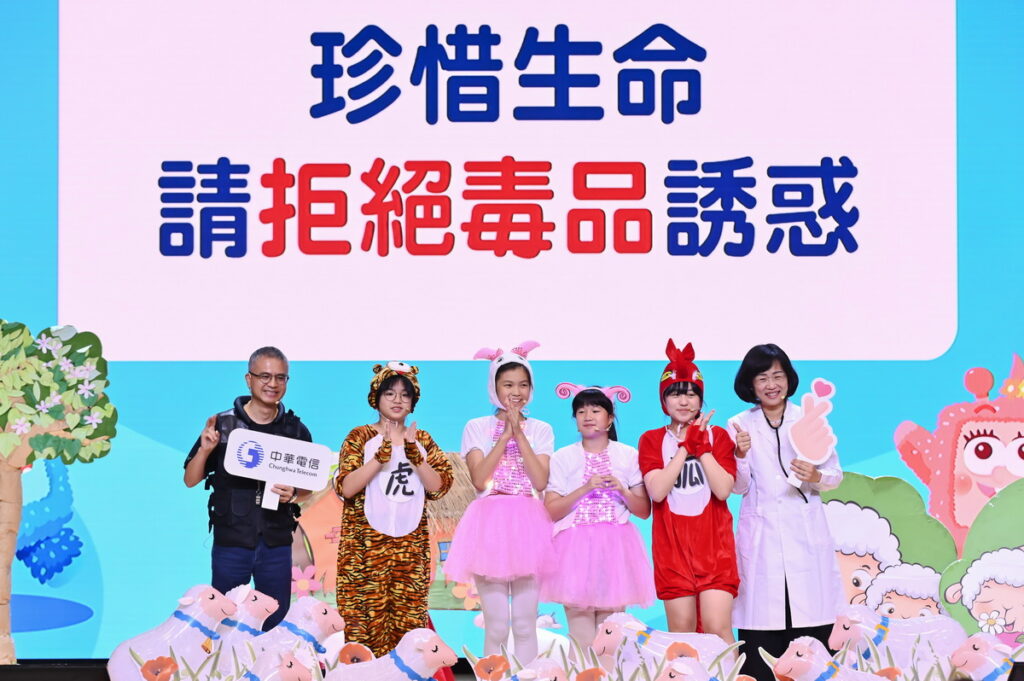 2023中華電信FunPark數位繪本創作大賽頒獎典禮開場表演,中華電信郭水義董事長、 蘇巧慧立法委員與表演團隊合影