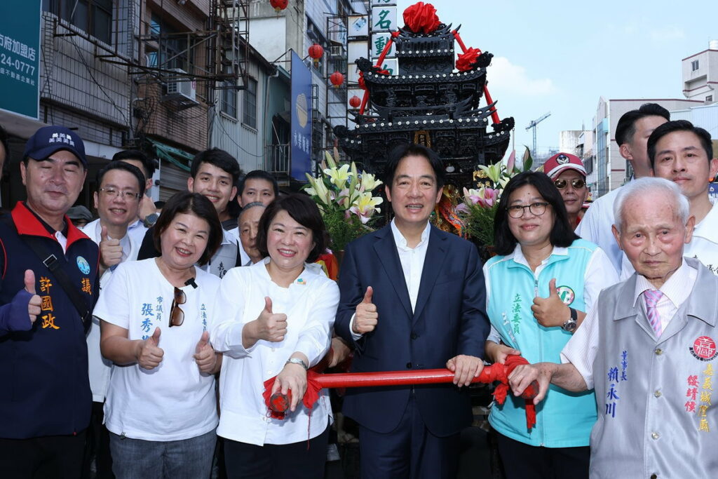 市長與副總統賴清德等多位貴賓親扶神轎