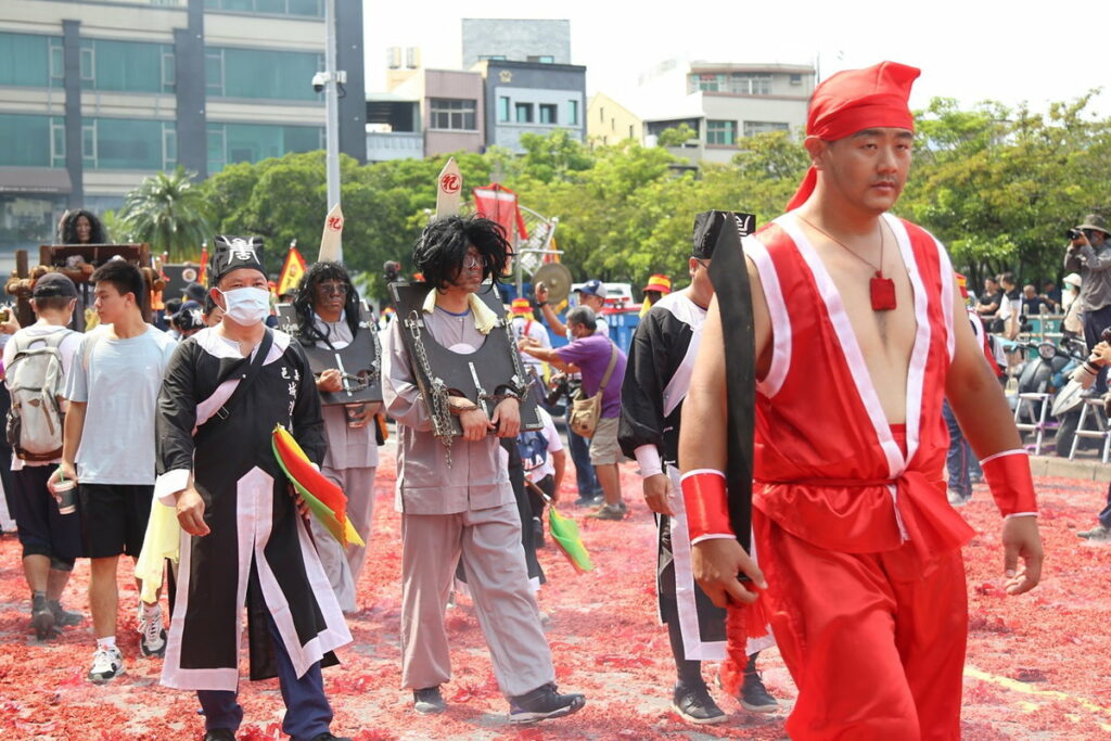 夯枷解厄繞境隊伍