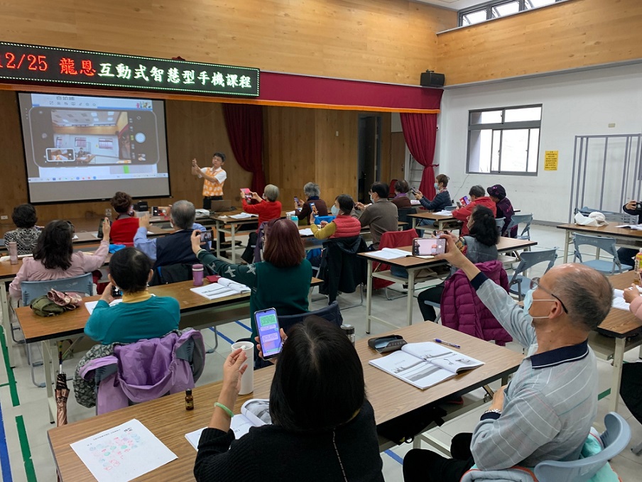 新北市鼓勵長輩到據點或銀髮俱樂部學習互動式智慧型手機操作以縮短數位學習落差。(圖/新北市政府提供)