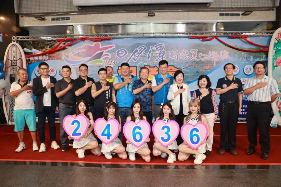 日月潭萬人泳渡24日登場 33國好手齊聚、馬英九十度下水 228 日月潭萬人泳渡24日登場 33國好手齊聚、馬英九十度下水 227