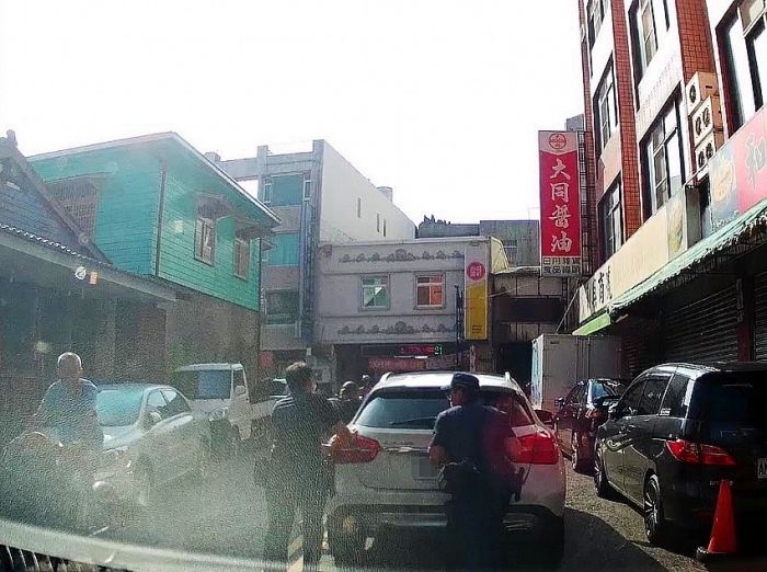 尖峰時刻拋錨路中　斗六警獲報5分鐘迅速排除