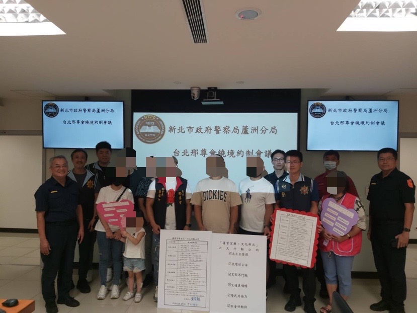 警方邀遶境團體簽署行動公約。(記者宋紹誠翻攝)